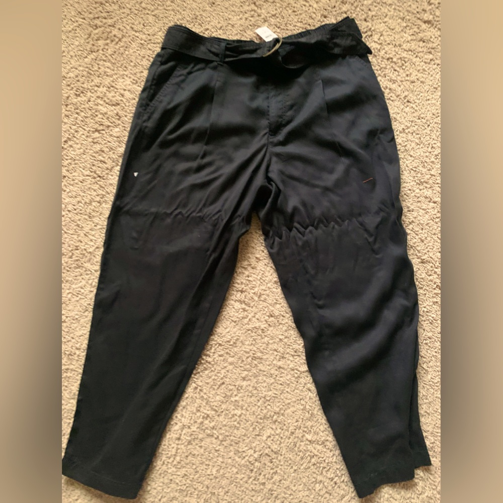 NWT Loft Belted crop leg pants. Black. Size large.